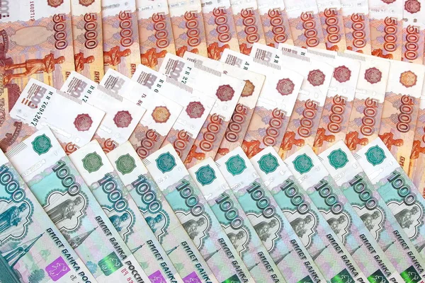 テーブルの上に横たわる多くのロシア ルーブル 新しい紙幣は 美しくレイアウトされ ストックフォト