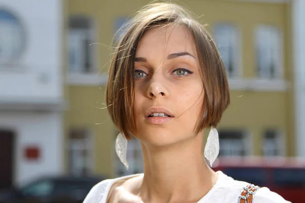 Mooi Meisje Permanent Straat Winderig Weer Draagt Een Wit Shirt — Stockfoto
