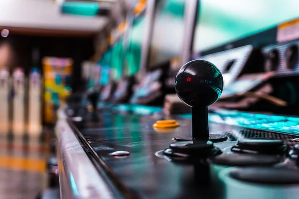 Eine Arcade Vintage Maschine Mit Neonblauem Licht Einem Videospielcenter Ambiente — Stockfoto