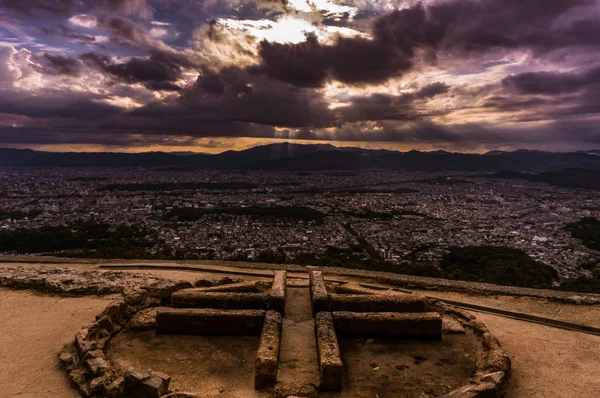 Kyoto üzerinden günbatımı şehrin güzel bir manzara ve bulutların zengin renkler ile
