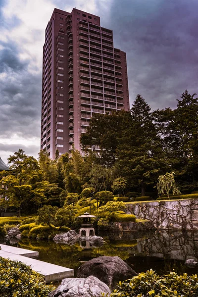 Tokyo ortasında bir su birikintisi bir yüksek bina ile kendisine mavi gökyüzünün altında yeşil bir cennet bağlı. Burada huzur bulmak ve meditasyon büyük bir şehrin ortasında bir cennet