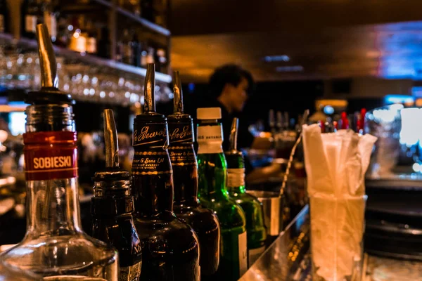 Barmen bana biraz içki ikram et.