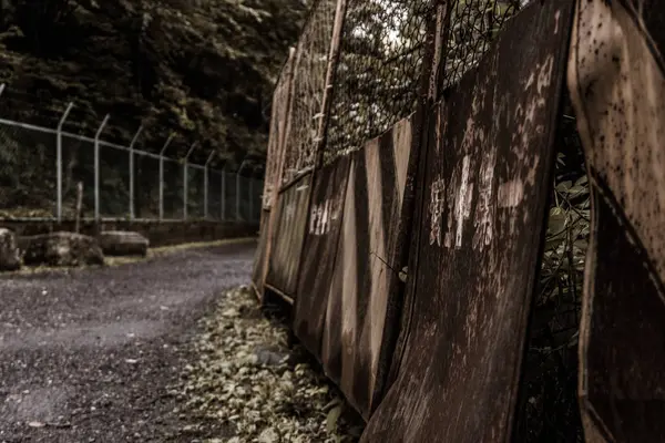 Terk edilmiş, unutulmuş, paslanmış eski yol