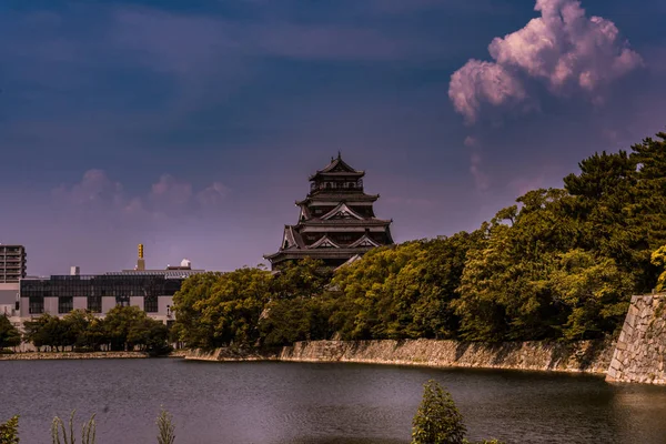 Tokyo'da bahçeler üzerinde bir Japon kalesi