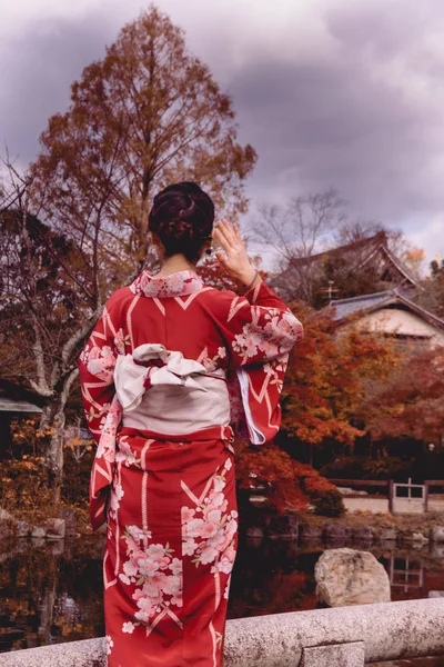 Kimono giyen bir Japon kadın