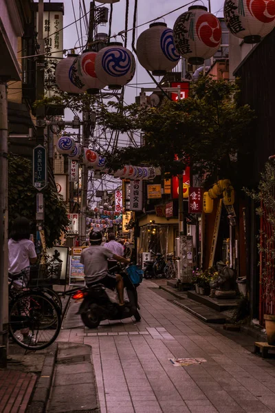 Bir motosiklet ile Tokyo Sokakları