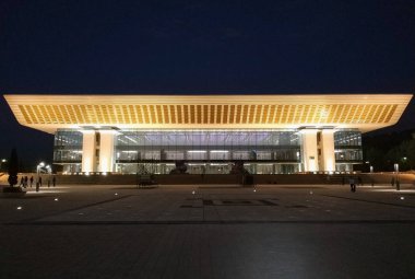 Almatı, Kazakistan - 14 Eylül 2018: Palace Almatı, Kazakistan Cumhuriyeti. Gece görünümü.