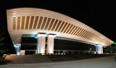 Almatı, Kazakistan - Ocober 1, 2018: Palace Almatı, Kazakistan Cumhuriyeti. Gece görünümü.