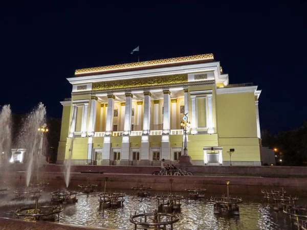 哈萨克斯坦阿拉木图 2018年7月24日 国家学术歌剧和芭蕾舞剧院命名后大爷在哈萨克斯坦阿拉木图 — 图库照片