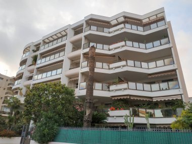 Ünlü La Croisette Bulvarı boyunca Cannes mimarisi.