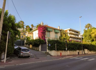 Cannes, Fransa - 1 Temmuz 2018: Cannes mimari ünlü La Croisette Bulvarı boyunca.
