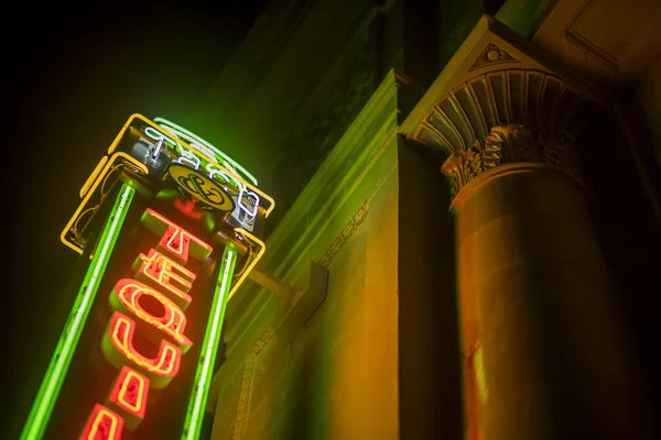 Yeşil ve turuncu Bar Neon tabela aşağıdan gece sahnesi
