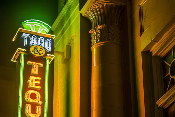 Gece hayatı ile yeşil ve turuncu Taco Neon tabela