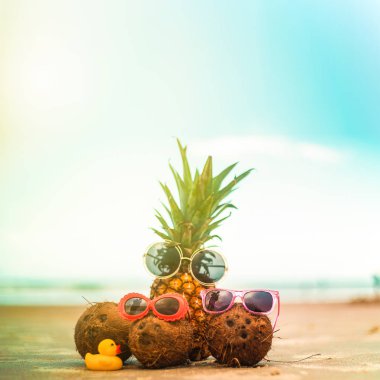 Ananas ve hindistancevizi tatil Karayipler kumsalda güneş gözlüğü takıyor
