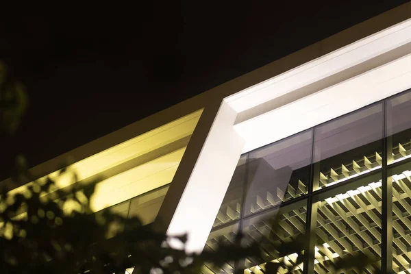 Upview kadeh içinde bir cam Modern Ofis Binası gece
