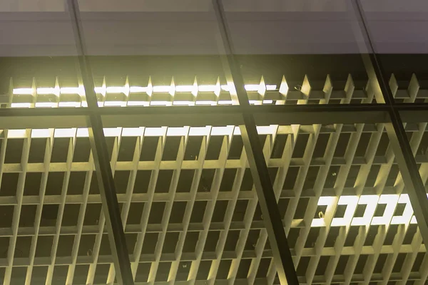 Atış cam Modern ofis içinde kadar geceleri kapatın