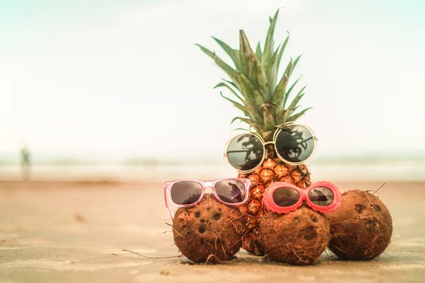 Ananas ve hindistancevizi Sandy güzel kumsalda güneş gözlüğü takıyor