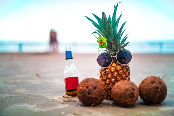 Niedliche Ananas Und Kokosnüsse Sonnigen Strand — Stockfoto