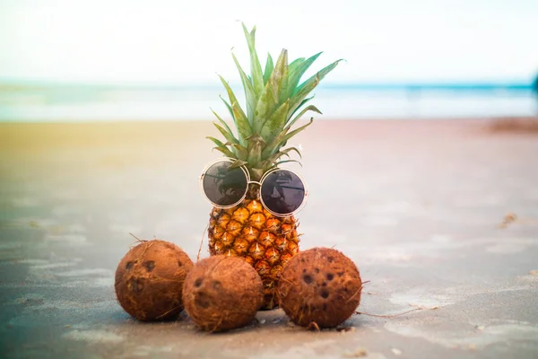 재미 있는 파인애플과 코코넛 바다에서 편안한 하루를 즐기는 선글라스 입고 — 스톡 사진