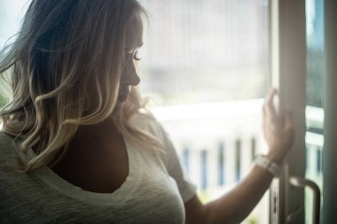 Onun evinde muhteşem bir kadın