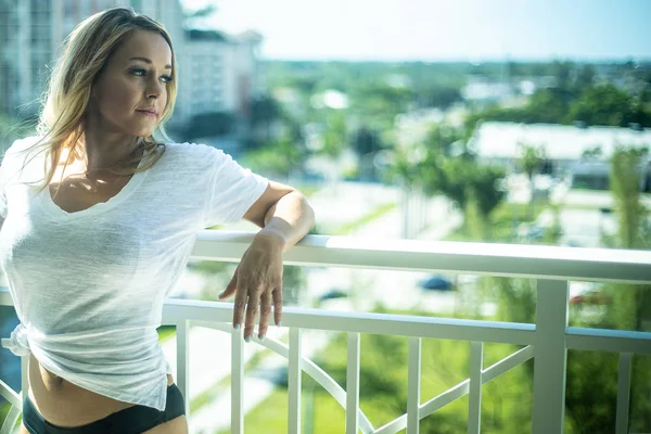 Sabah balkonda sexy kadın