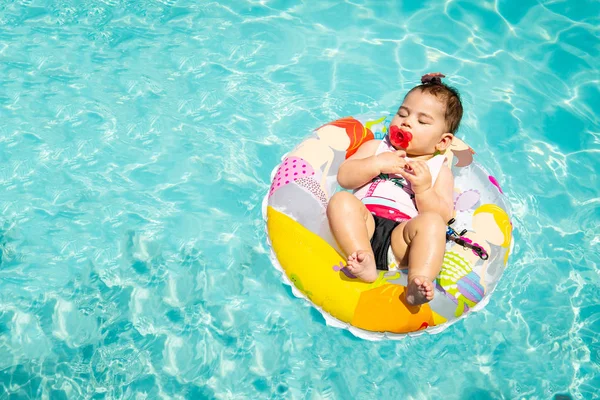 Blue Water On güneşli gün boyunca yüzen bebek kız