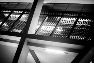 Siyah ve beyaz iç Modern bina görünümünün aşağıdan görüş açısı