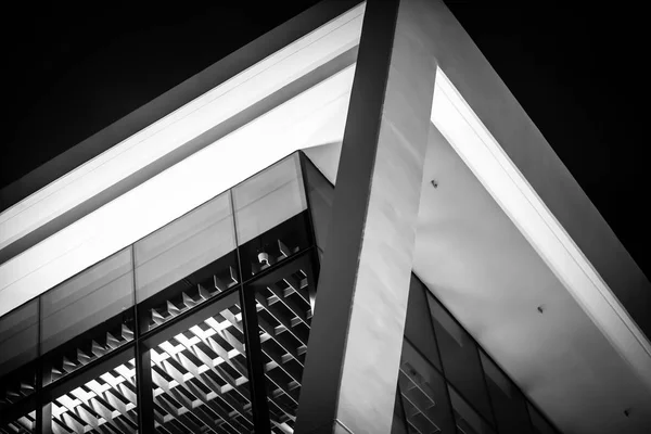 Esquina Hermosa Vista Del Edificio Blanco Negro Desde Abajo —  Fotos de Stock