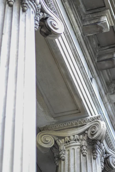 Güzel klasik beton sütun mimari görünüm açılı