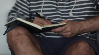 Genç hippi erkek yazılı notları Slo-hareket günlüğüne