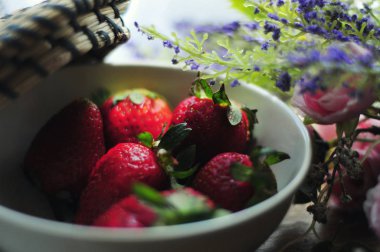 bir plaka üzerinde bir arka planını çiçekler taze çilek