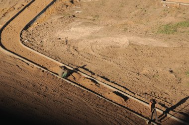 Yeni bir park inşa sürecinde iki işçi