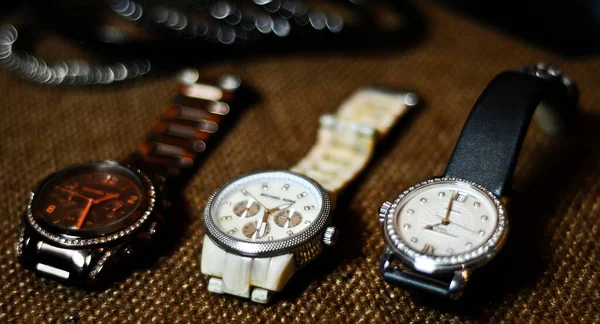 Tres Relojes Caros Mesa — Foto de Stock