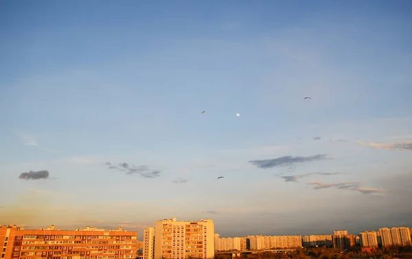 Luna Sobre Edificios Apartamentos Gran Altura Las Zonas Dormir Moscú — Foto de Stock