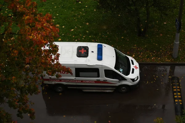 Carro Ambulância Outono Uma Jarda Moscou — Fotografia de Stock