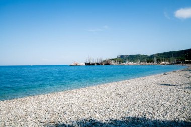 çakıl, mavi deniz, mavi gökyüzü ve temiz hava
