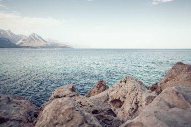 sonsuz mavi deniz ve dağlar