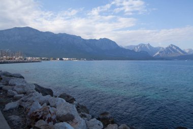 sonsuz mavi deniz ve dağlar
