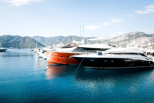 Göcek'te Marina'da demirleyen Yatlar