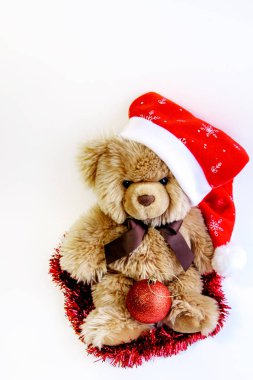 oturma bir kırmızı Noel top ve garland ile ayı