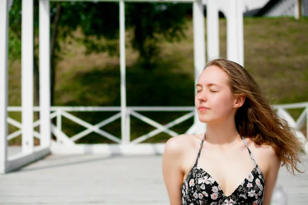 Retrato Una Chica Rubia Con Los Ojos Cerrados Una Cara — Foto de Stock