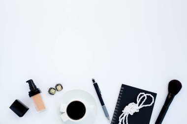 Düz lay girly, planlama için soluk siyah öğeler, not defterleri, kalemler, ofis çalışmaları ya da evde onun dizüstü bilgisayar üzerinde çalışan, soluk beyaz arka plan, etiketler için yer ile. Konsept Masası.