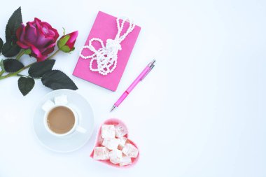 Düz lay girly, planlama için soluk pembe öğeler, not defterleri, kalemler, ofis çalışmaları ya da evde onun dizüstü bilgisayar üzerinde çalışan, soluk beyaz arka plan, etiketler için yer ile. Konsept Masası.