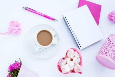 Düz lay girly, planlama için soluk pembe öğeler, not defterleri, kalemler, ofis çalışmaları ya da evde onun dizüstü bilgisayar üzerinde çalışan, soluk beyaz arka plan, etiketler için yer ile. Konsept Masası.