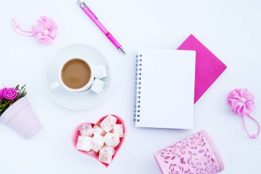 Düz lay girly, planlama için soluk pembe öğeler, not defterleri, kalemler, ofis çalışmaları ya da evde onun dizüstü bilgisayar üzerinde çalışan, soluk beyaz arka plan, etiketler için yer ile. Konsept Masası.