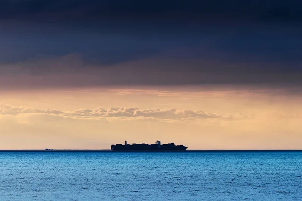 Cargo Container Ship Silhouette Horizon Crossing Baltic Sea Dramatic Dark — Stock Photo, Image