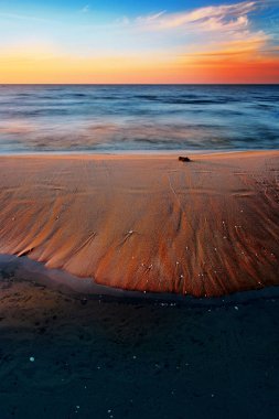 Baltık Denizi sahilinde güzel alacakaranlık. Dalgalar tarafından uzun pozlama bulanık. Gdansk Bay, Pomerania, Polonya.