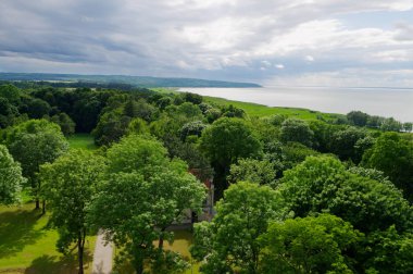 Hava peyzaj manzaralı bir park ve Vistula Lagoon ağaçlarda. Frombork, Kuzey Polonya.