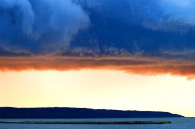Dramatik fırtınalı bulutlar üzerinde Vistula Lagoon manzara. Frombork, Kuzey Polonya.