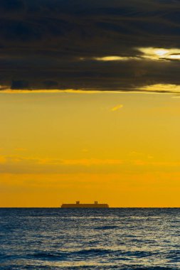 Konteyner liman Gdansk, günbatımında yaklaşan gemi silueti ile deniz manzarası. Gdansk Bay, Pomerania, Kuzey Polonya.
